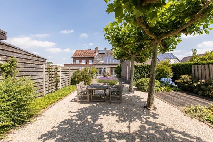 instapklare hob met prachtige tuin en garage !