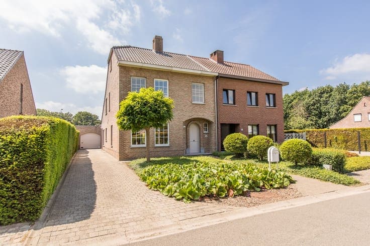 instapklare hob met prachtige tuin en garage !