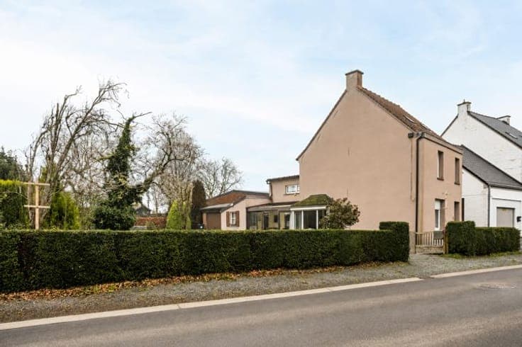 House to be renovated with adjoining land in Schorisse!