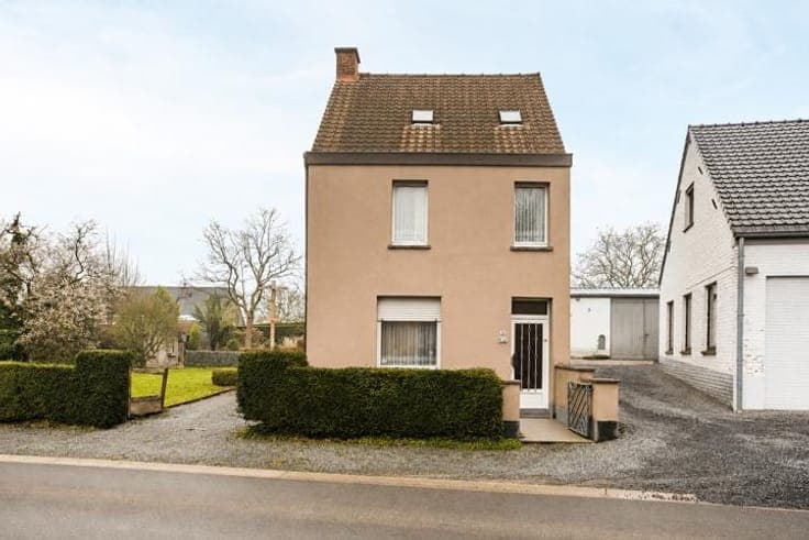 House to be renovated with adjoining land in Schorisse!