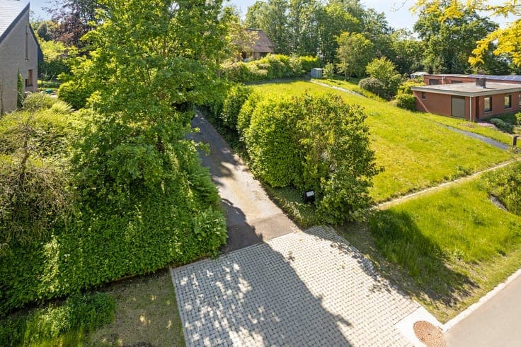 Prachtige, achterin gelegen villa op 22a15ca