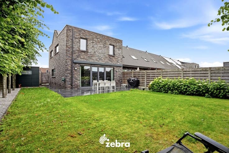 Rustig gelegen halfopen bebouwing met garage te Rumbeke!