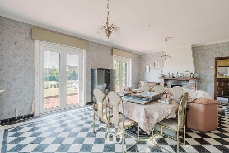 Spacious detached house with 4 bedrooms, garden, and garage
