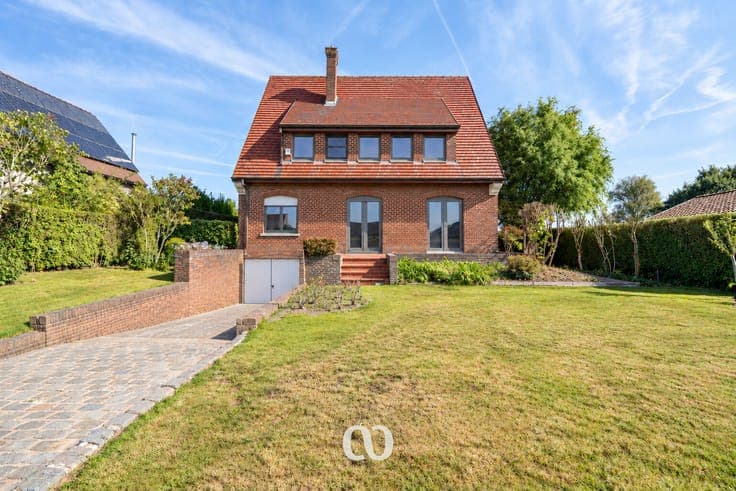 Spacious detached house with 4 bedrooms, garden, and garage