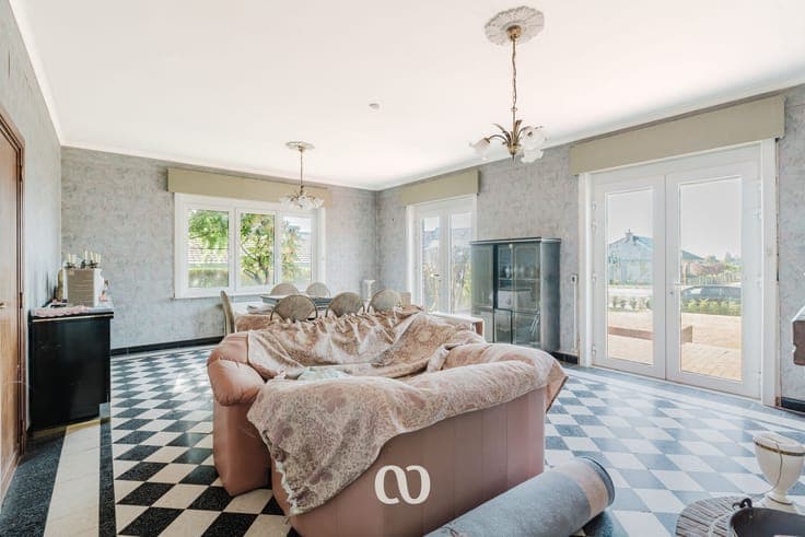 Spacious detached house with 4 bedrooms, garden, and garage