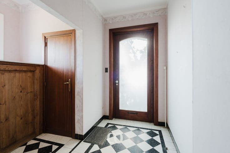 Spacious detached house with 4 bedrooms, garden, and garage