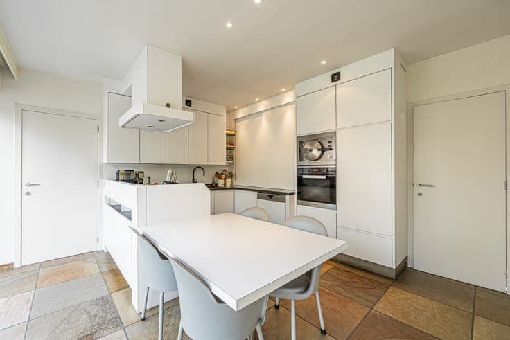 Move-in ready open house with 4 bedrooms, garden with outbu