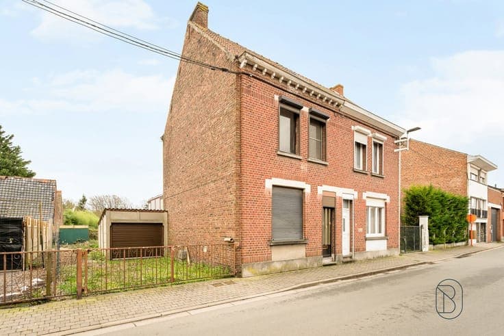 Semi-detached house with garden and garage