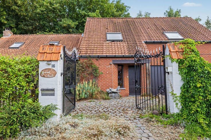A green paradise – estate in need of updating