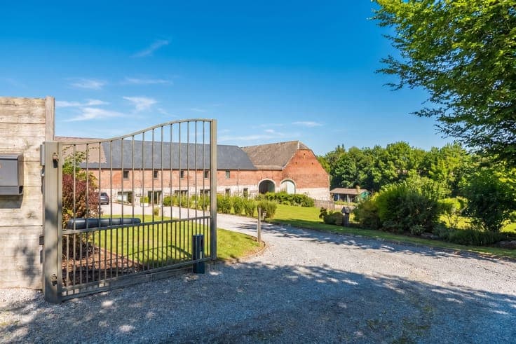Characterful real estate estate set on 5 hectares of land