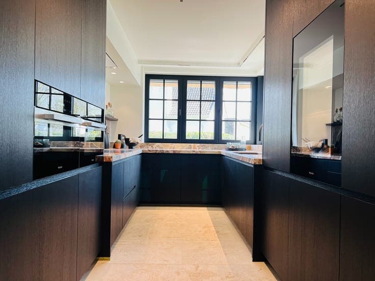 Alleenstaande villa met 7 slaapkamers, gelegen aan de ran...