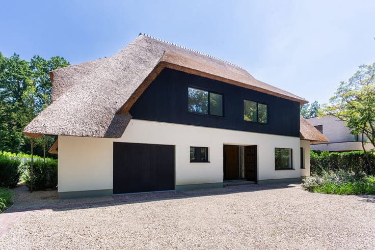 Exceptional villa with spacious garden in prime location