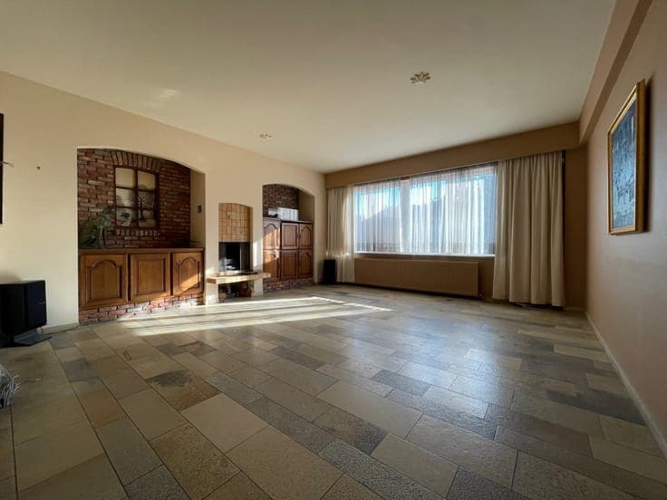 Investment property comprising a large garage (83m²) and 2 f