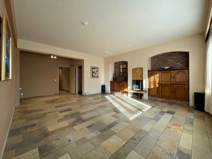 Investment property comprising a large garage (83m²) and 2 f