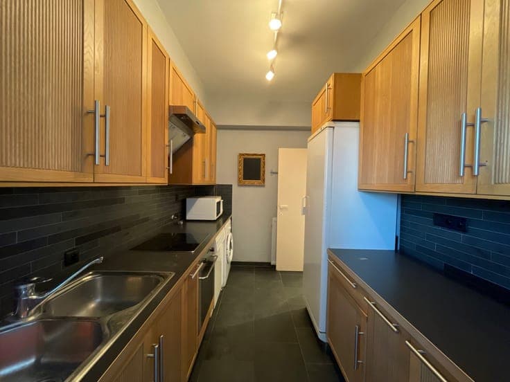 Investment property comprising a large garage (83m²) and 2 f