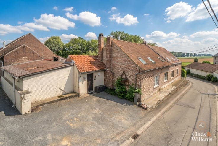 Authentic fermette with barn and exceptional plot