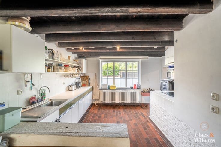 Authentic fermette with barn and exceptional plot