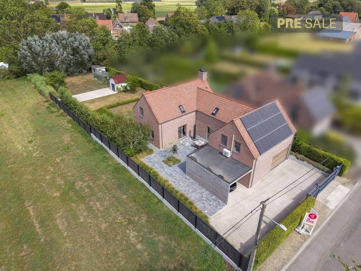 Beautiful villa (2010) on a green location in Hérinnes/Pecq