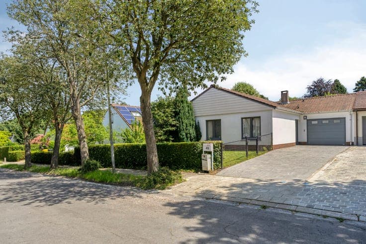 Bungalow located on a 612 m² plot