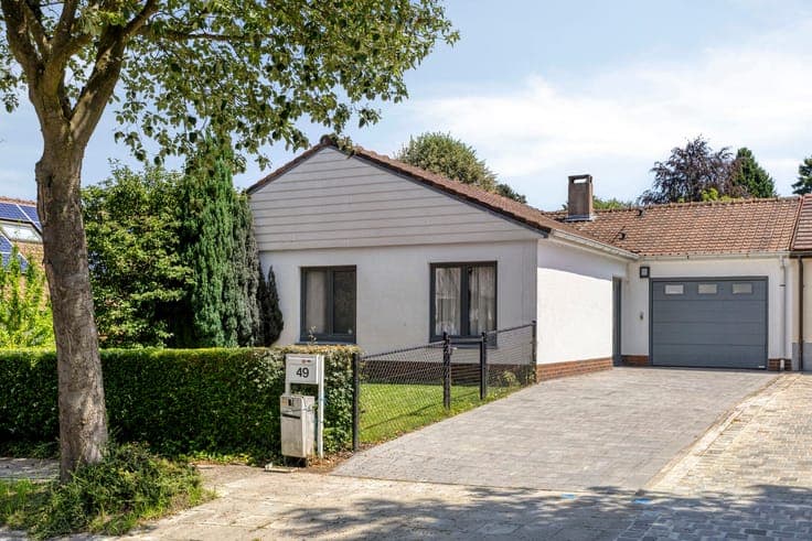 Bungalow located on a 612 m² plot