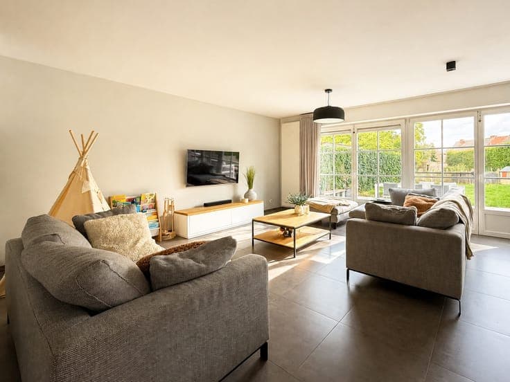 Te koop, knap afgewerkte woning met tuin en garage in Oud...