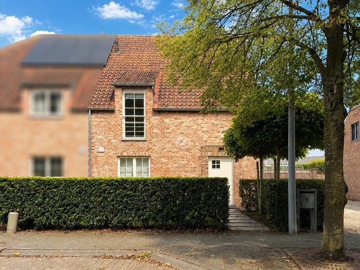 Te koop, knap afgewerkte woning met tuin en garage in Oud...