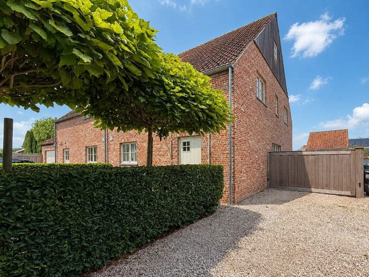 Te koop, knap afgewerkte woning met tuin en garage in Oud...