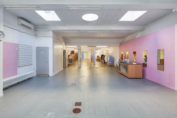 1,250 m² building at Place du Miroir