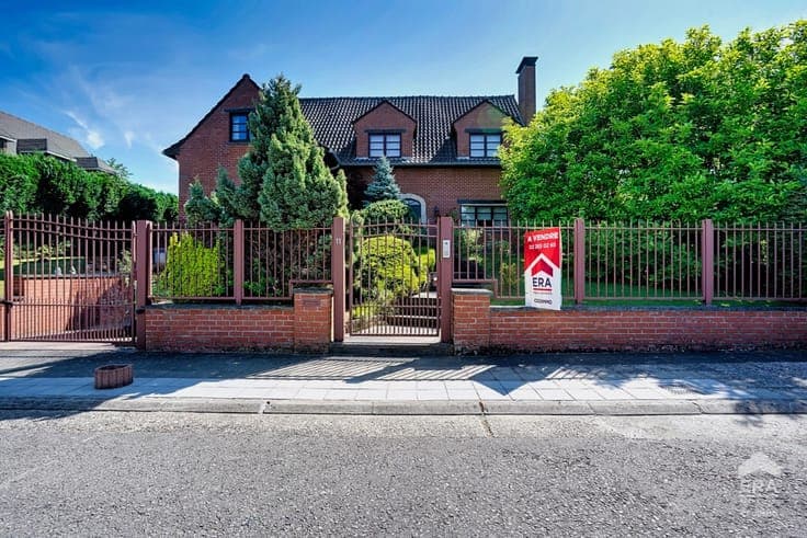 SPACIOUS VILLA AT THE END OF A QUIET CUL-DE-SAC!