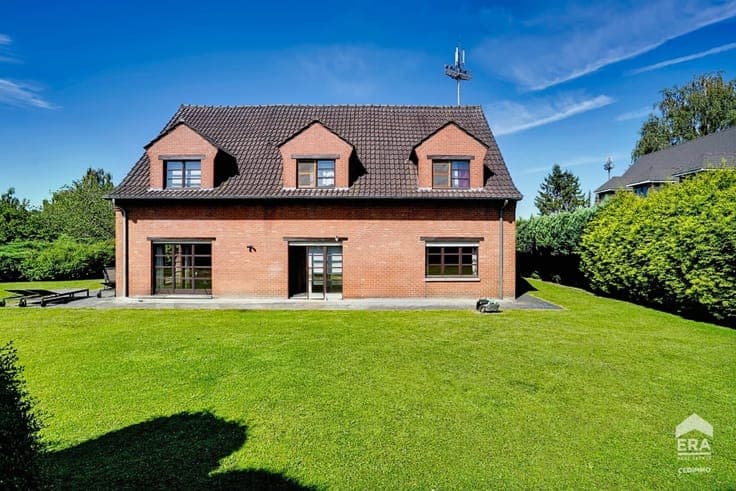 SPACIOUS VILLA AT THE END OF A QUIET CUL-DE-SAC!