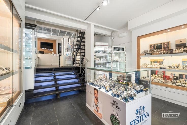 Investment property with commercial space and residence in …