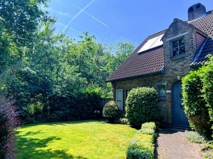 Detached house with sunny garden by the woods