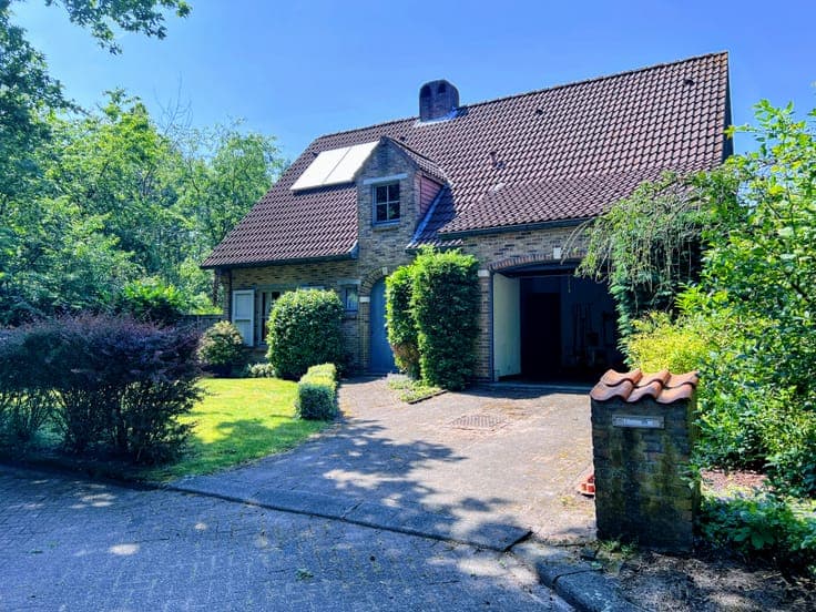 Detached house with sunny garden by the woods