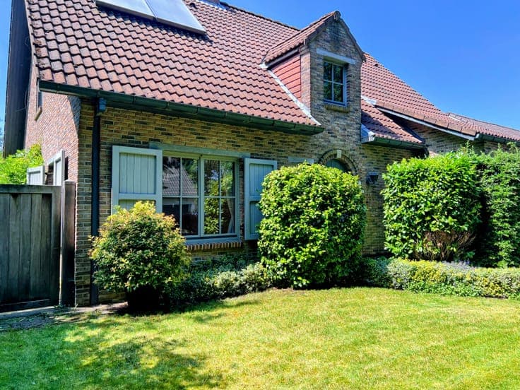 Detached house with sunny garden by the woods
