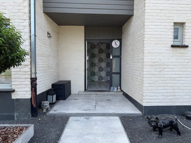Stylish detached house, extremely quietly situated with gard