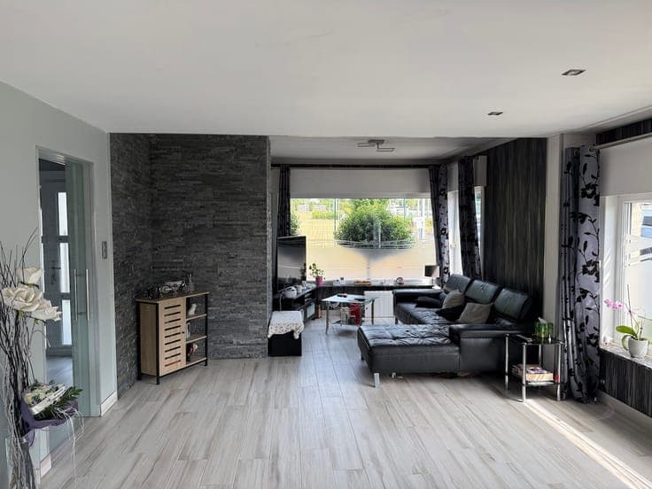 Stylish detached house, extremely quietly situated with gard