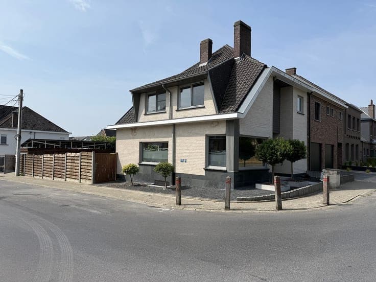 Stylish detached house, extremely quietly situated with gard