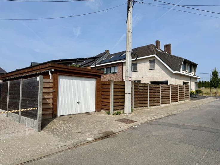 Stylish detached house, extremely quietly situated with gard
