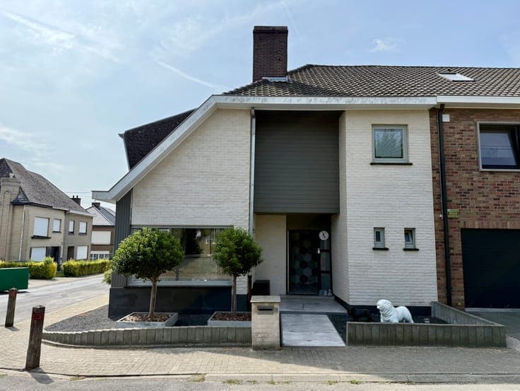 Stylish detached house, extremely quietly situated with gard