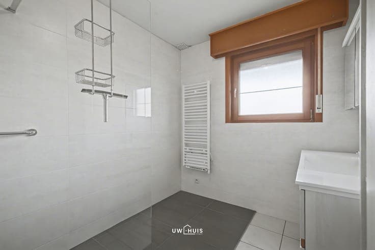Detached house with 4 bedrooms, garage, and well-maintained