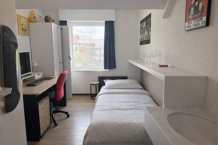 Opbrengsteigendom bestaande uit 18 studentenkamers en twe...