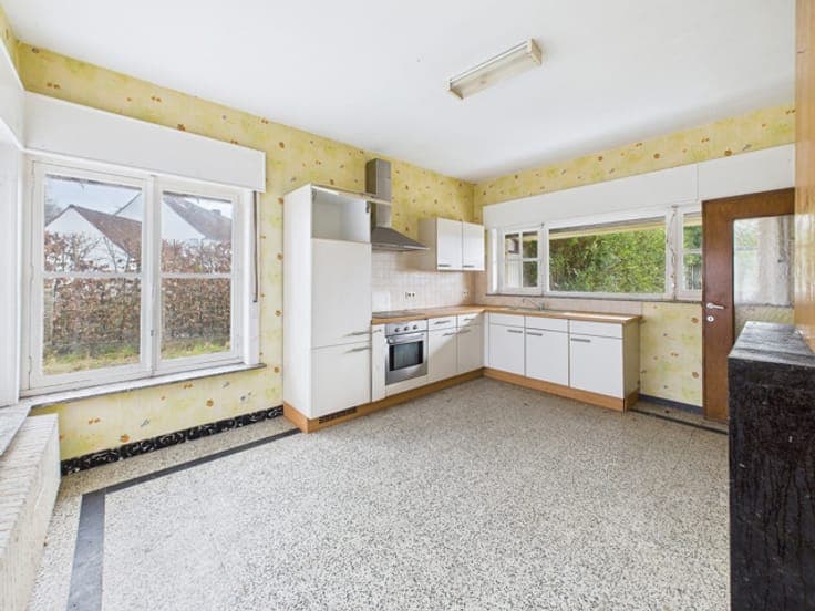 3-sided house with 2 bedrooms, garden and garage