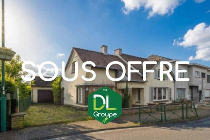 3-sided house with 2 bedrooms, garden and garage