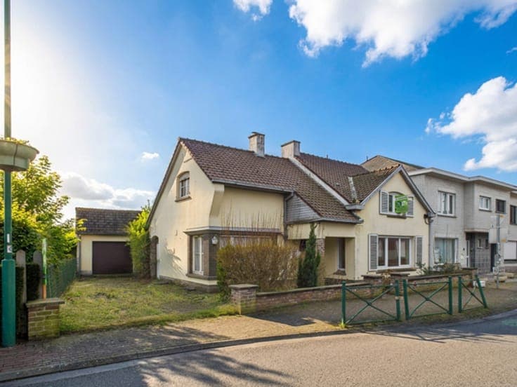3-sided house with 2 bedrooms, garden and garage