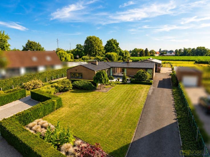 Te koop, Perfect onderhouden bungalow met loods, zwembad ...