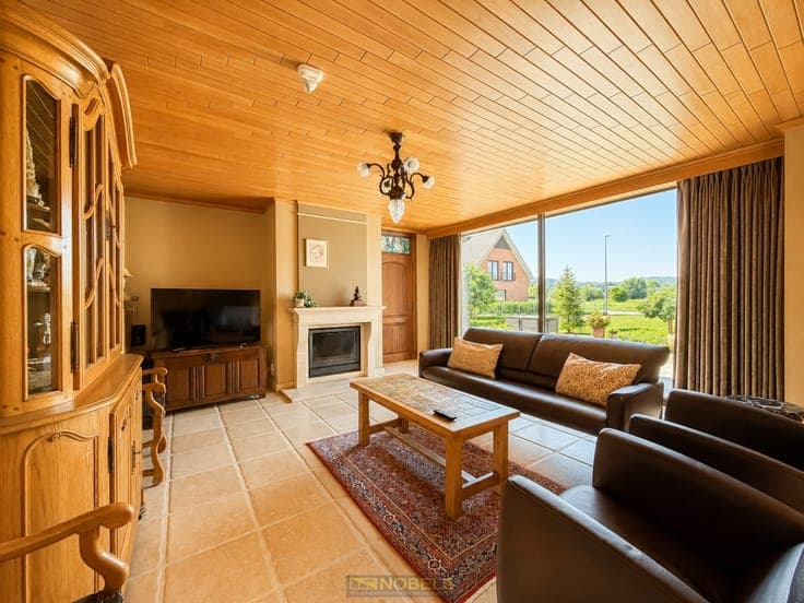 Te koop, Perfect onderhouden bungalow met loods, zwembad ...