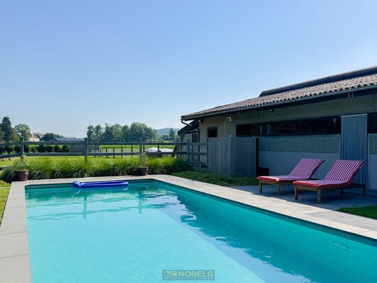 Te koop, Perfect onderhouden bungalow met loods, zwembad ...