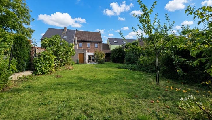 Te koop ruime woning in het groene Schoonaarde.