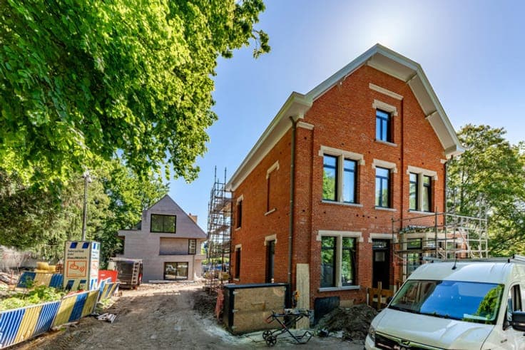 Newly built semi-detached house located in an interior block