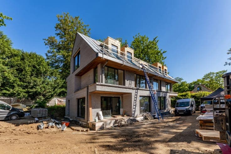Newly built semi-detached house located in an interior block